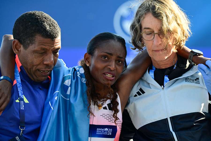 Assefa, ayudada por Haile Gebrselassie tras alcanzar la meta en el maratón de Berlín Assefa, ayudada por Haile Gebrselassie tras alcanzar la meta en el maratón de Berlín