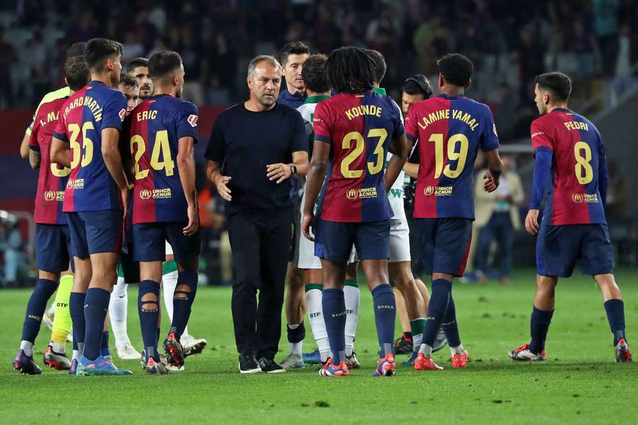 Hansi Flick dialoga con sus jugadores tras el partido.