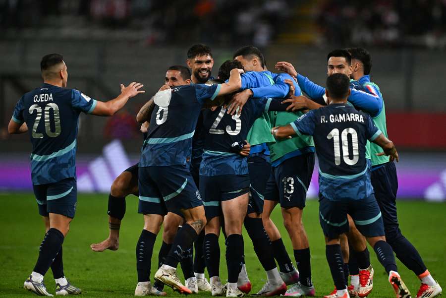 El centrocampista de Paraguay Matias Galarza celebra con sus compañeros el gol anotado frente a Perú en el último partido de la fase clasificatoria del Mundial 2026