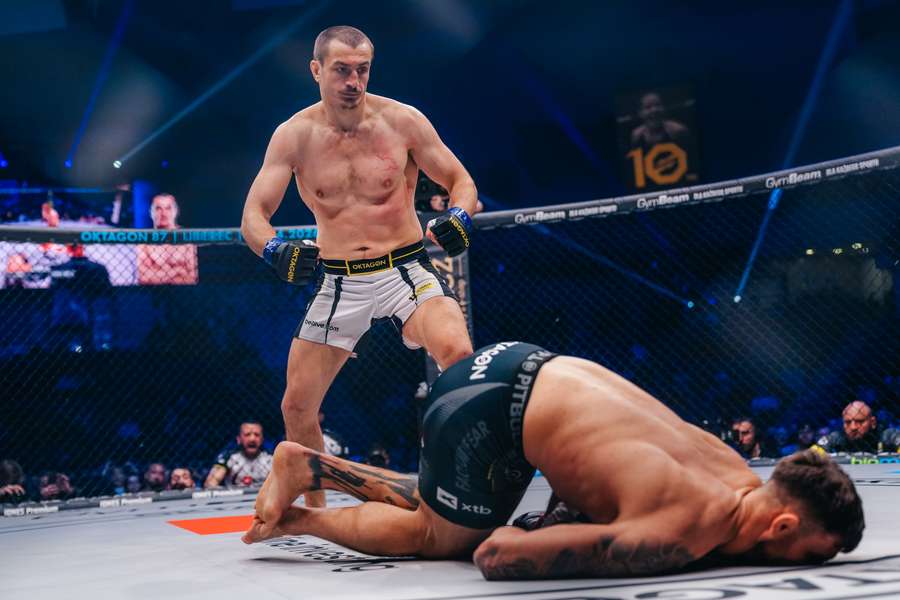 Gogoladze poslal Surdua k zemi.