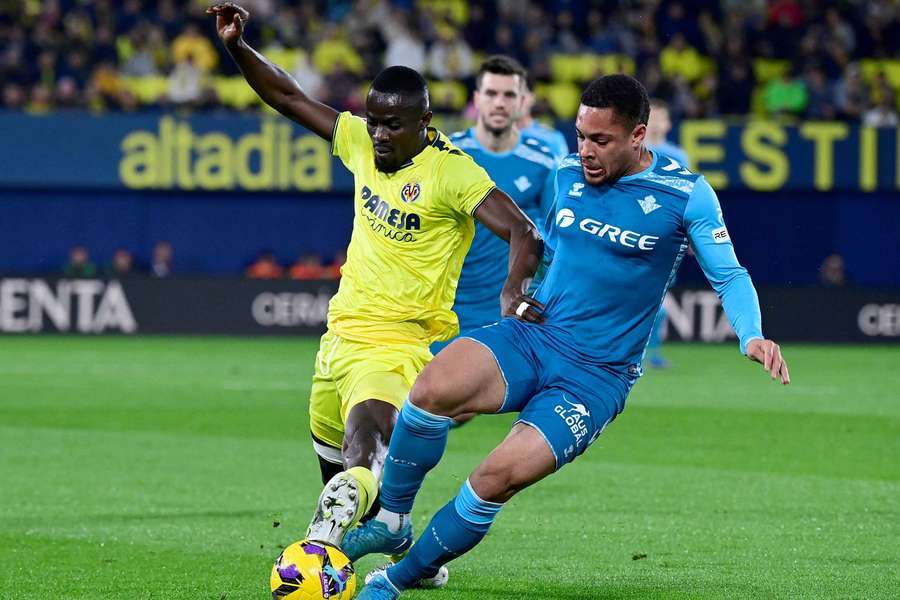 Vitor Roque, goleador, lucha con Pape Gueye por un balón