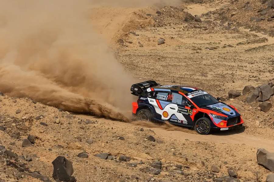 Formaux segue na frente