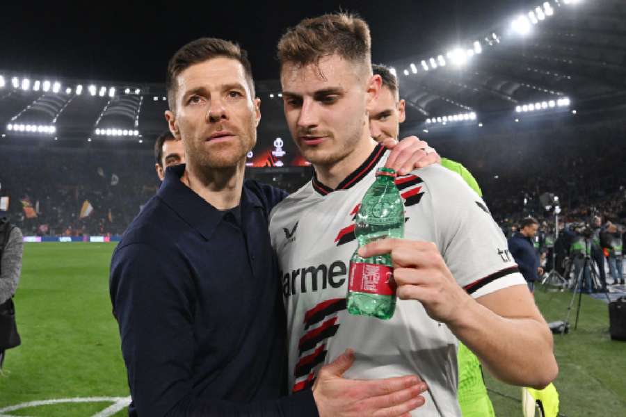 Alonso and Wirtz celebrate Leverkusen's win in Rome