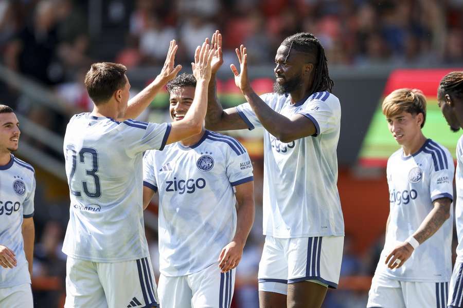 Arokodare festeja com os companheiros do Ajax Arokodare festeja com os companheiros do Ajax