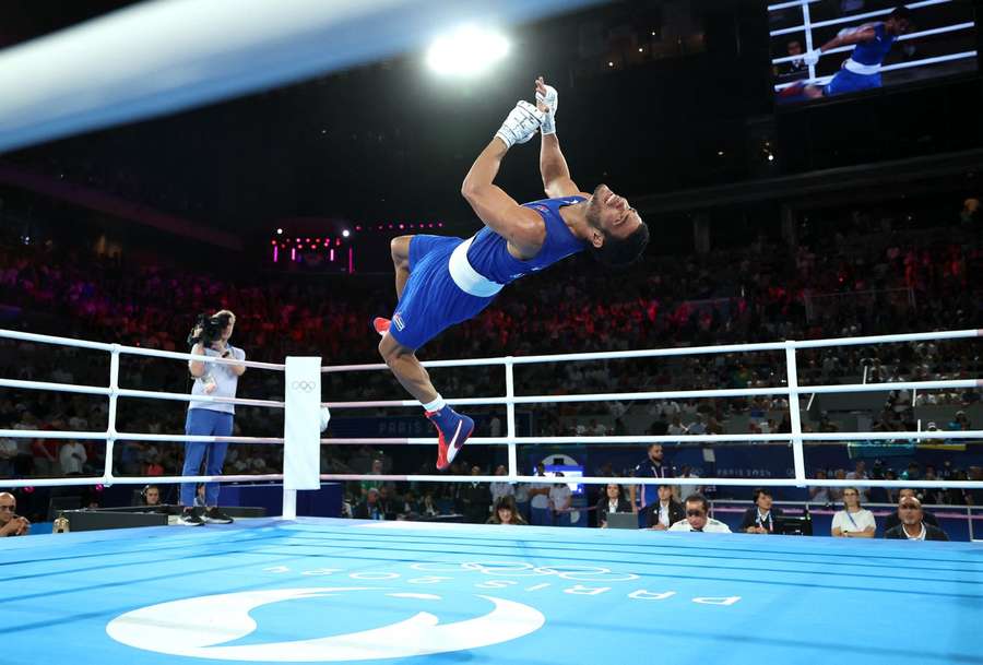 Erislandy Alvarez Borges di Cuba fa una capriola in aria per festeggiare l'oro