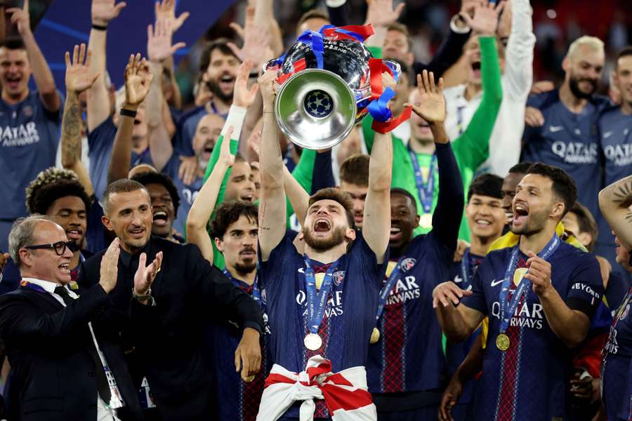 Kvaratskhelia eleito melhor jogador da Liga dos Campeões