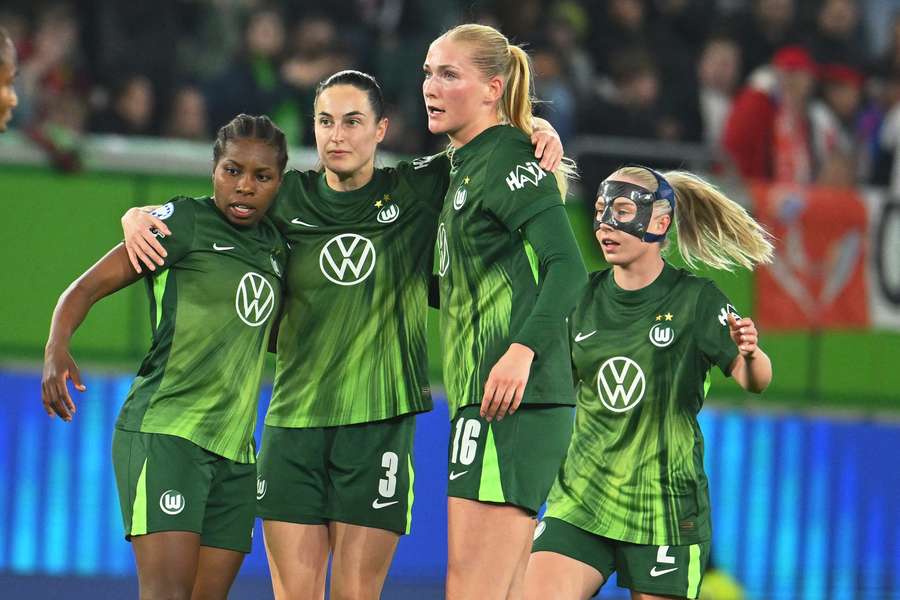 Wolfsburg's Lineth Beerensteyn (L) celebrates scoring the 1-0 against OL Lyonnes with teammates Caitlin Dijkstra, Camilla Küver and Thea Bjelde