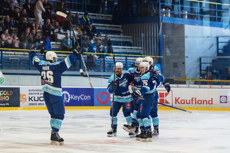 Hokejisti Dubnice na archívnej snímke z konca minulého ročníka TIPOS SHL.