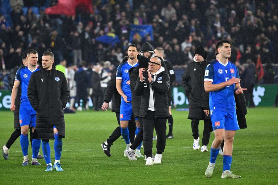 Zklamaní slovenští reprezentanti a trenér Calzona po barážové porážce s Kosovem.