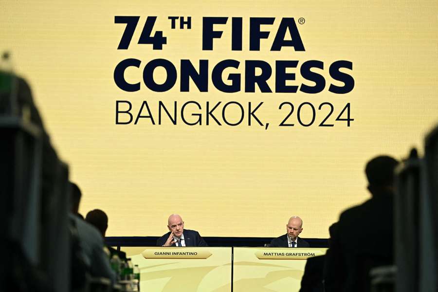 Gianni Infantino (l.) beim FIFA-Kongress in Bangkok.