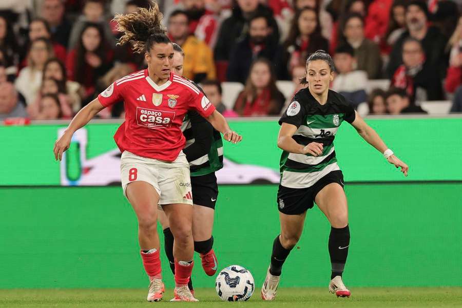 Andreia Norton controla a bola perante a aproximação de Beatriz Fonseca