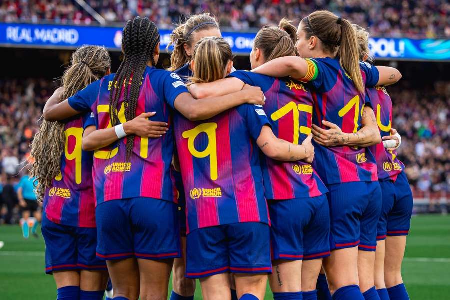 Las jugadoras del Barça celebran uno de sus goles