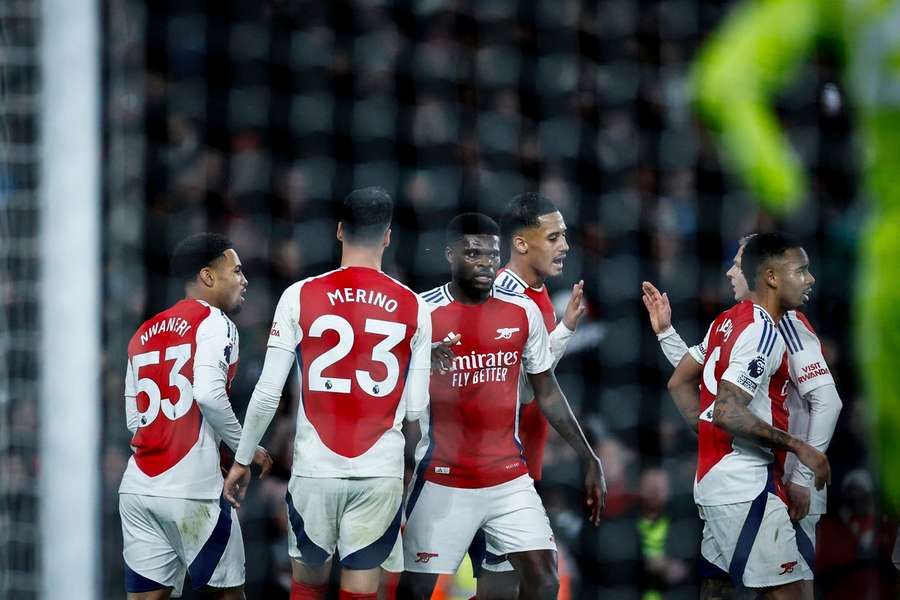 Jogadores do Arsenal celebram triunfo