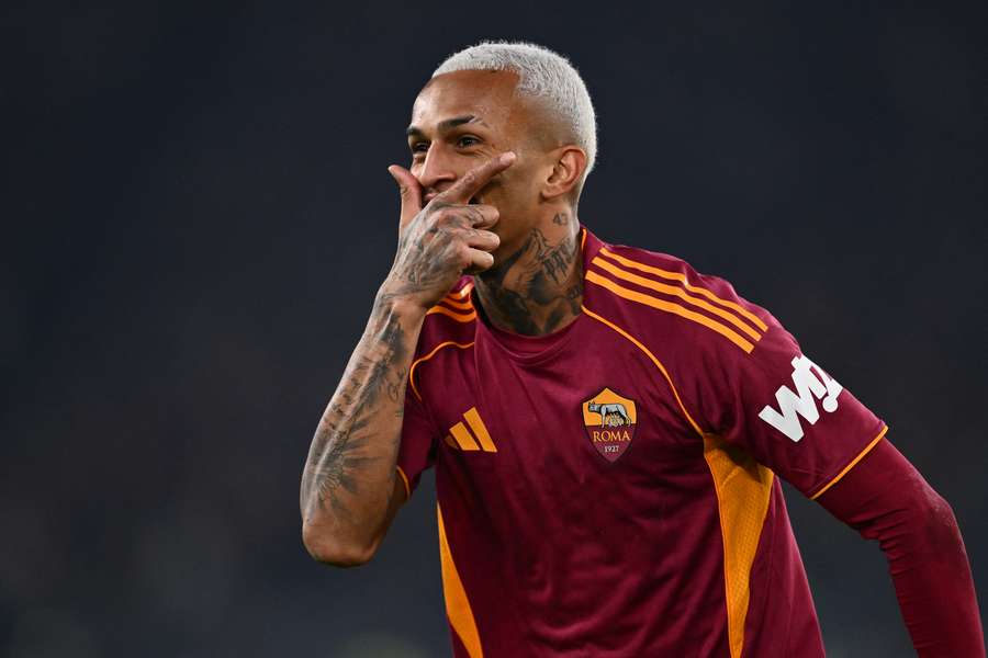 Wesley marcou um gol importante para a Roma Wesley marcou um gol importante para a Roma