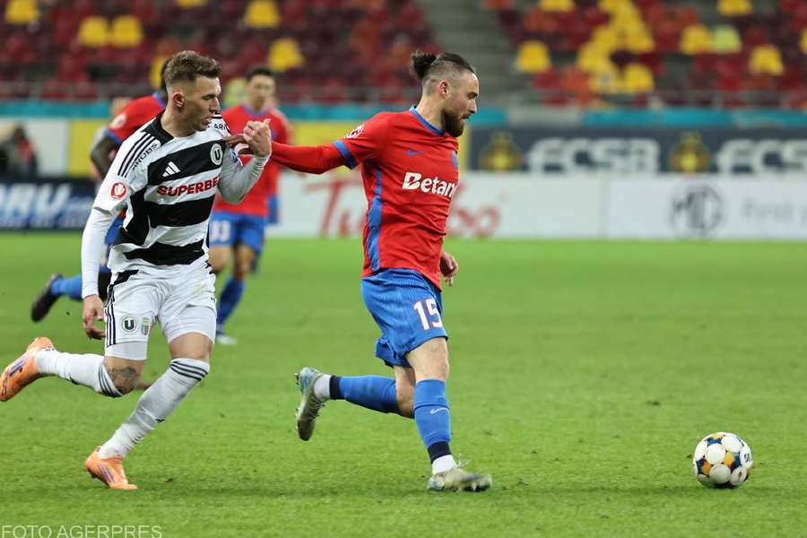 Ofri Arad, în duel cu Andrei Gheorghiță, în timpul partidei FCSB - U Cluj, din ultima etapă a sezonului regulat