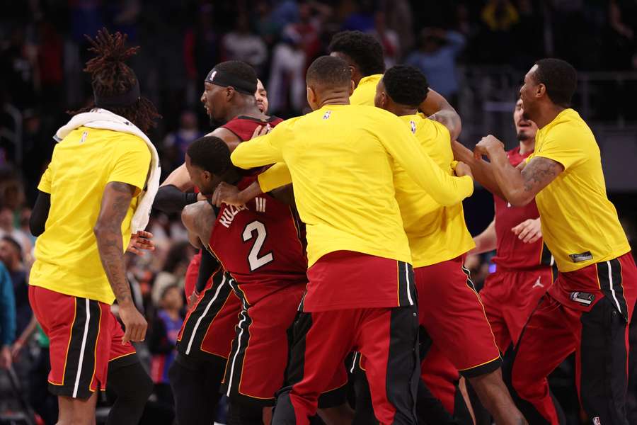 Los Heat celebran la victoria frente a Detroit.