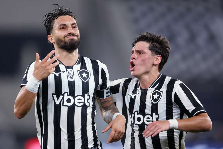 Alex Telles abriu o placar com um golaço Alex Telles abriu o placar com um golaço