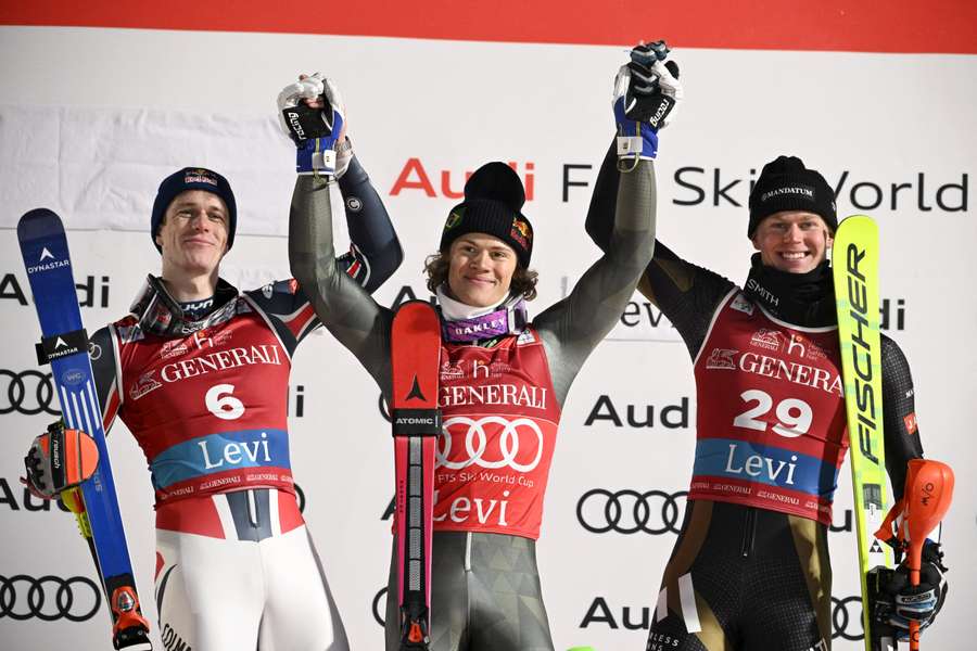 Lucas Pinheiro Braathen, au centre, sur le podium ce dimanche.