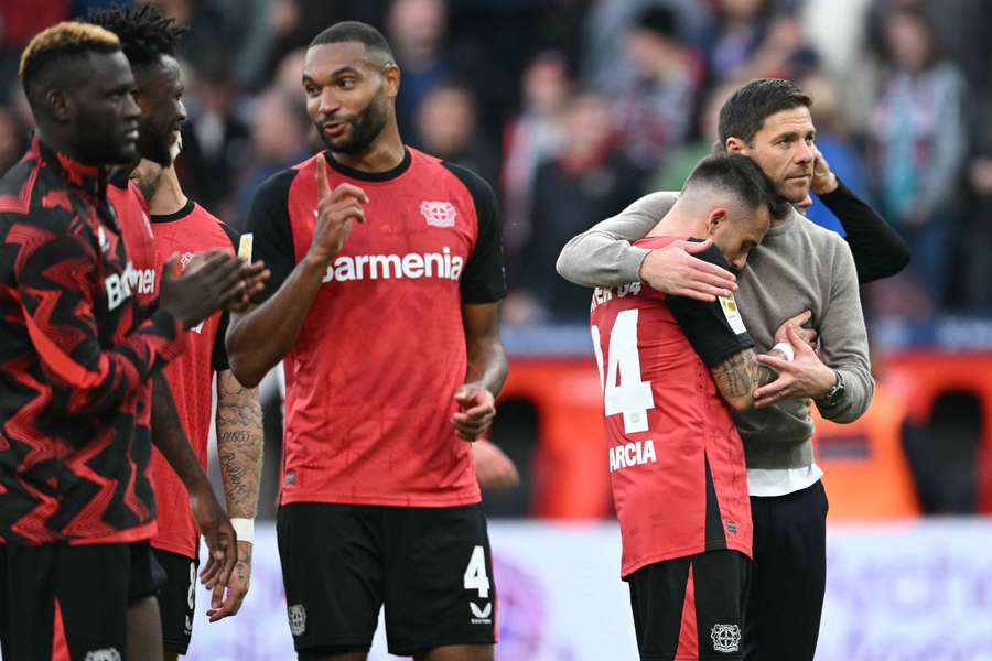 Xabi Alonso abraza a Aleix García tras un partido en Frankfurt