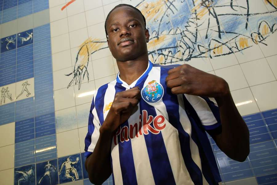 Mamadu Queta, defesa de 19 anos, renovou com o FC Porto