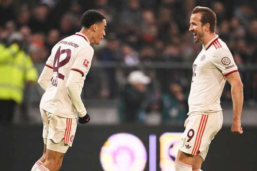 Musiala festeja com Harry Kane o golo da vitória do Bayern Munique