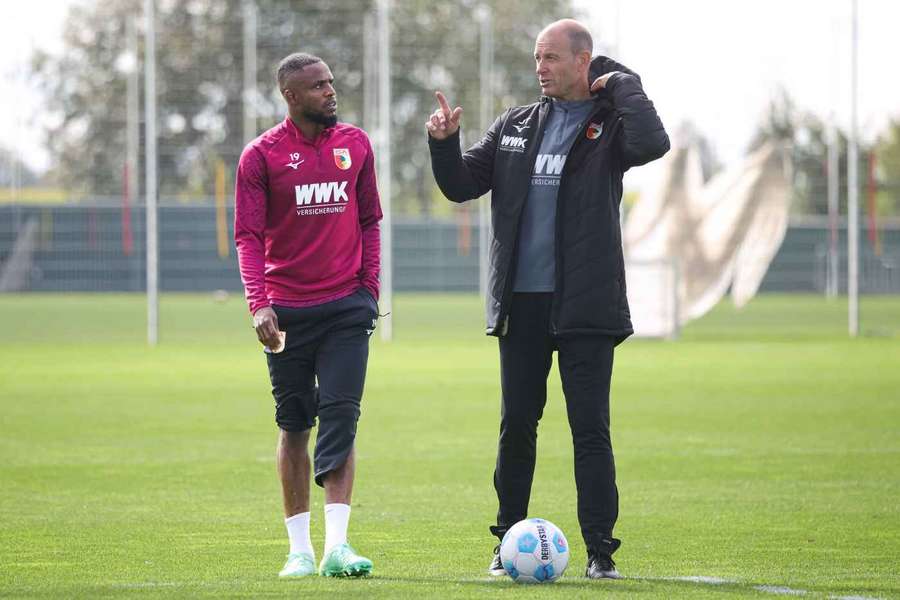 Augsburg-Trainer Jess Thorup (r.) mit seinem Schützling Frank Onyeka.