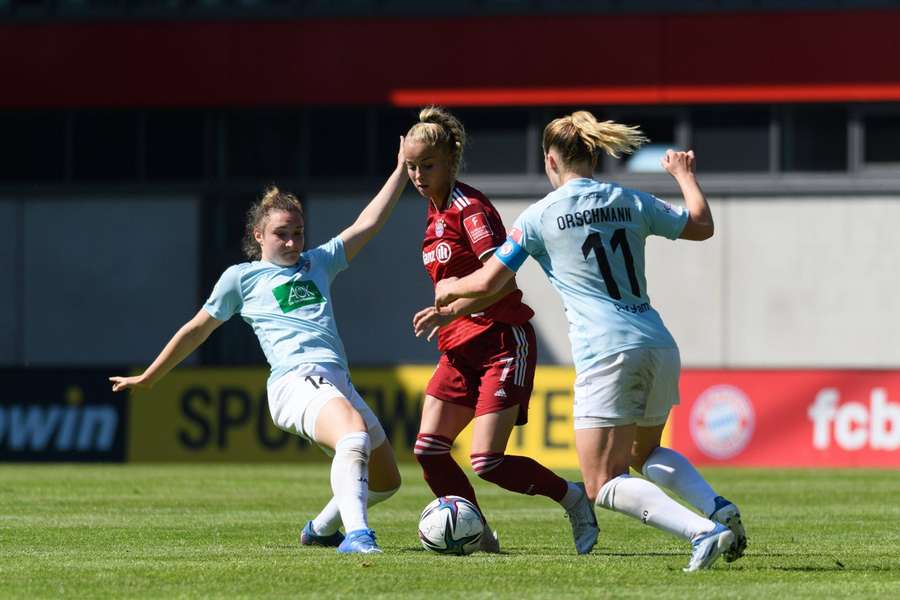 Giulia Gwinn (m.) und ihre Bayern waren beim letzten Aufeinandertreffen mit Potsdam im May 2022 mit 5:0 deutlich siegreich.