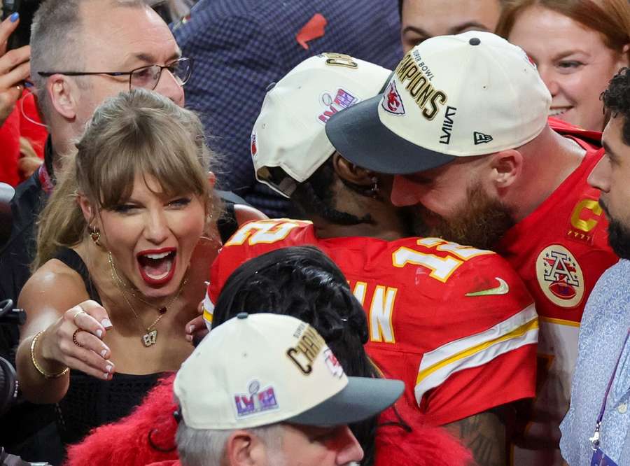 Taylor Swift (esq.) viu o namorado Travis Kelce (dir.) ganhar a Super Bowl em fevereiro