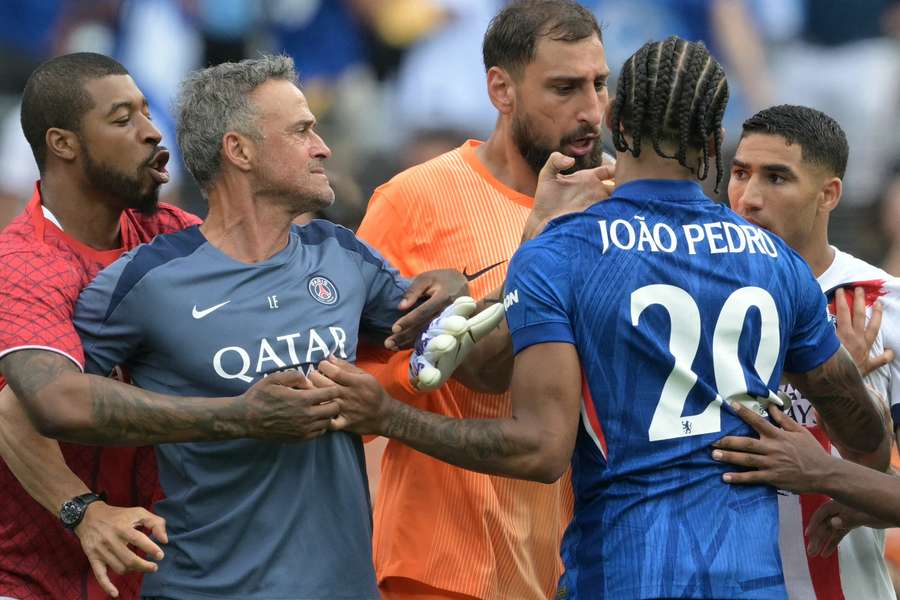 Luis Enrique, en el preciso momento de agredir a Joao Pedro