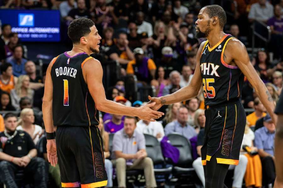 Booker e Durant se cumprimentam após grande jogo no Footprint Center