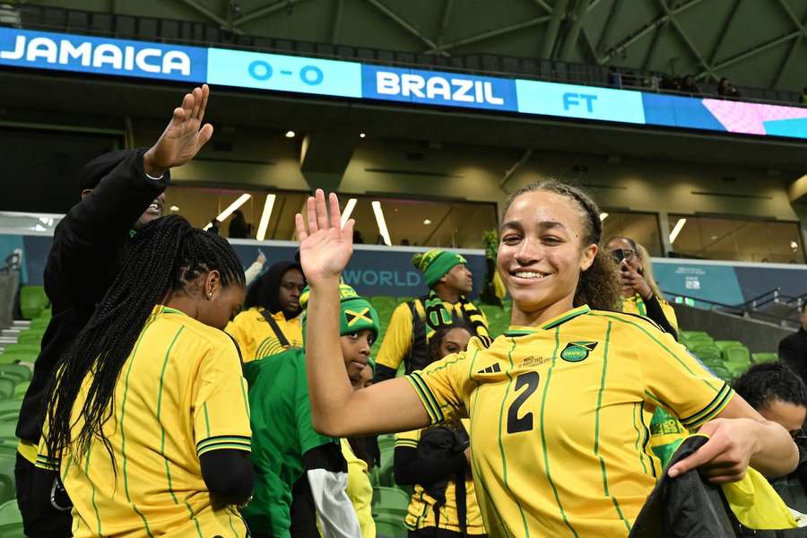 Jamaikanerinnen feiern nach dem entscheidenden 0:0 gegen Brasilien.