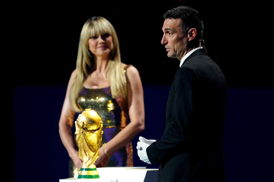 Scaloni počas ceremoniálu priniesol trofej pre víťaza.