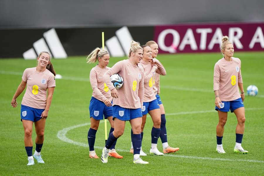 As jogadoras de Inglaterra durante o treino