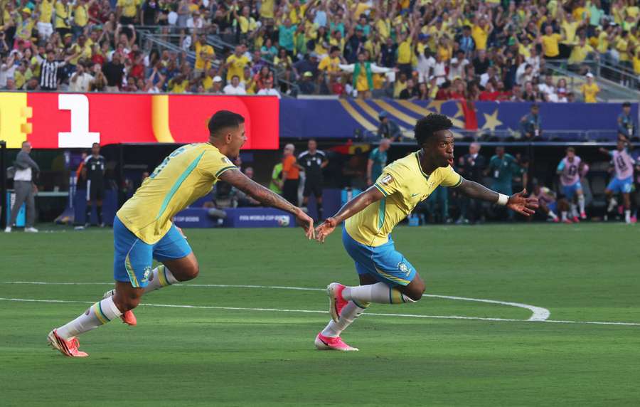 Vini festeggia il suo gol Vini festeggia il suo gol