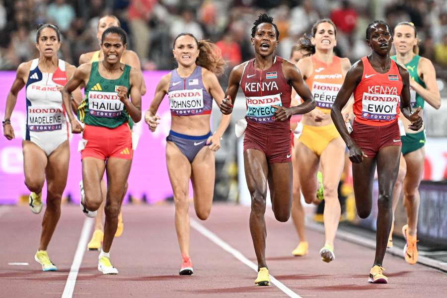 Faith Kipyegon in semi-final action