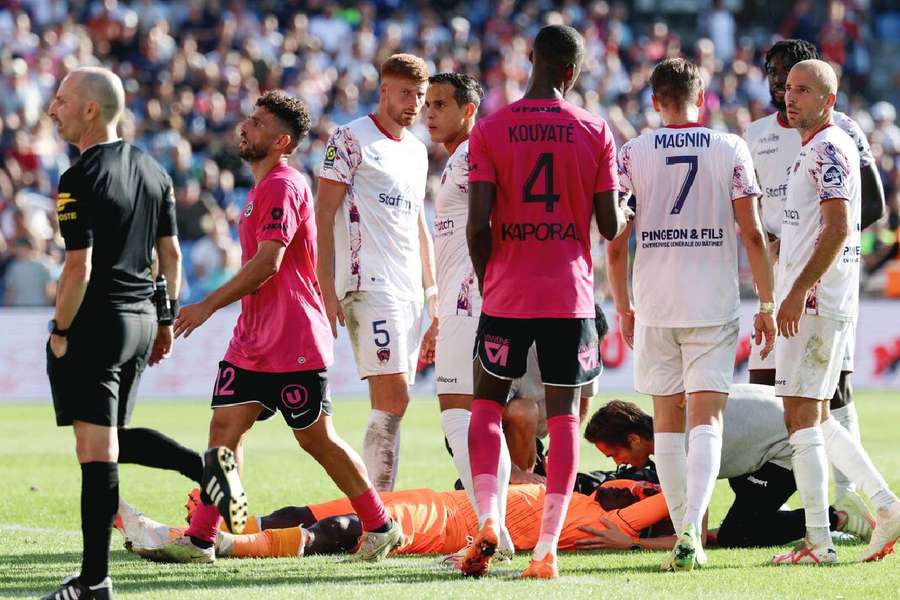 Goleiro do Clermont, Mory Diaw, precisou ser retirado de campo após lançamento de artefato