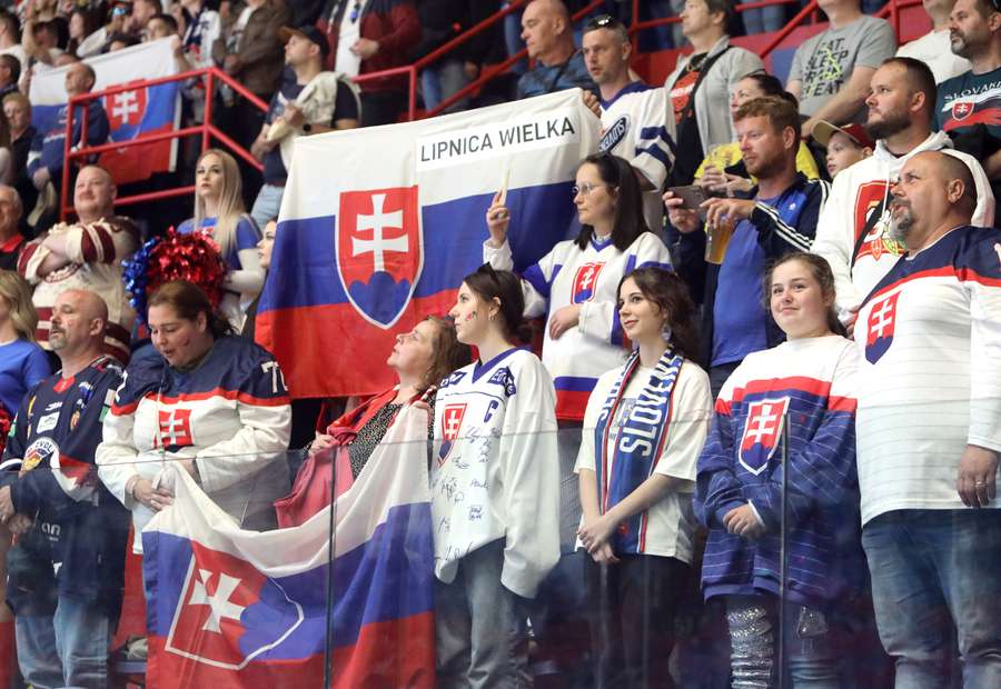 Fanúšikovia vo Zvolene vytvorili búrlivú atmosféru. Fanúšikovia vo Zvolene vytvorili búrlivú atmosféru.