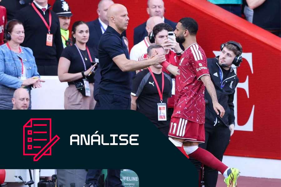 O treinador do Liverpool, Arne Slot, aperta a mão de Mo Salah quando este abandona o relvado de Anfield pela última vez O treinador do Liverpool, Arne Slot, aperta a mão de Mo Salah quando este abandona o relvado de Anfield pela última vez