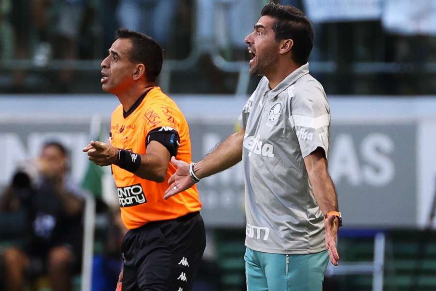 O treinador palmeirense durante clássico contra o Santos