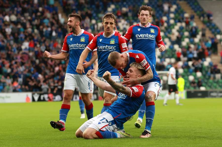 Chris McKee miał wybitnie udany wieczór: dwa gole i asysta na Windsor Park