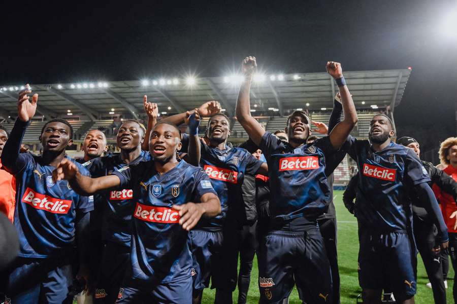 Jogadores do Reims comemoram classificação à grande decisão da Copa da França