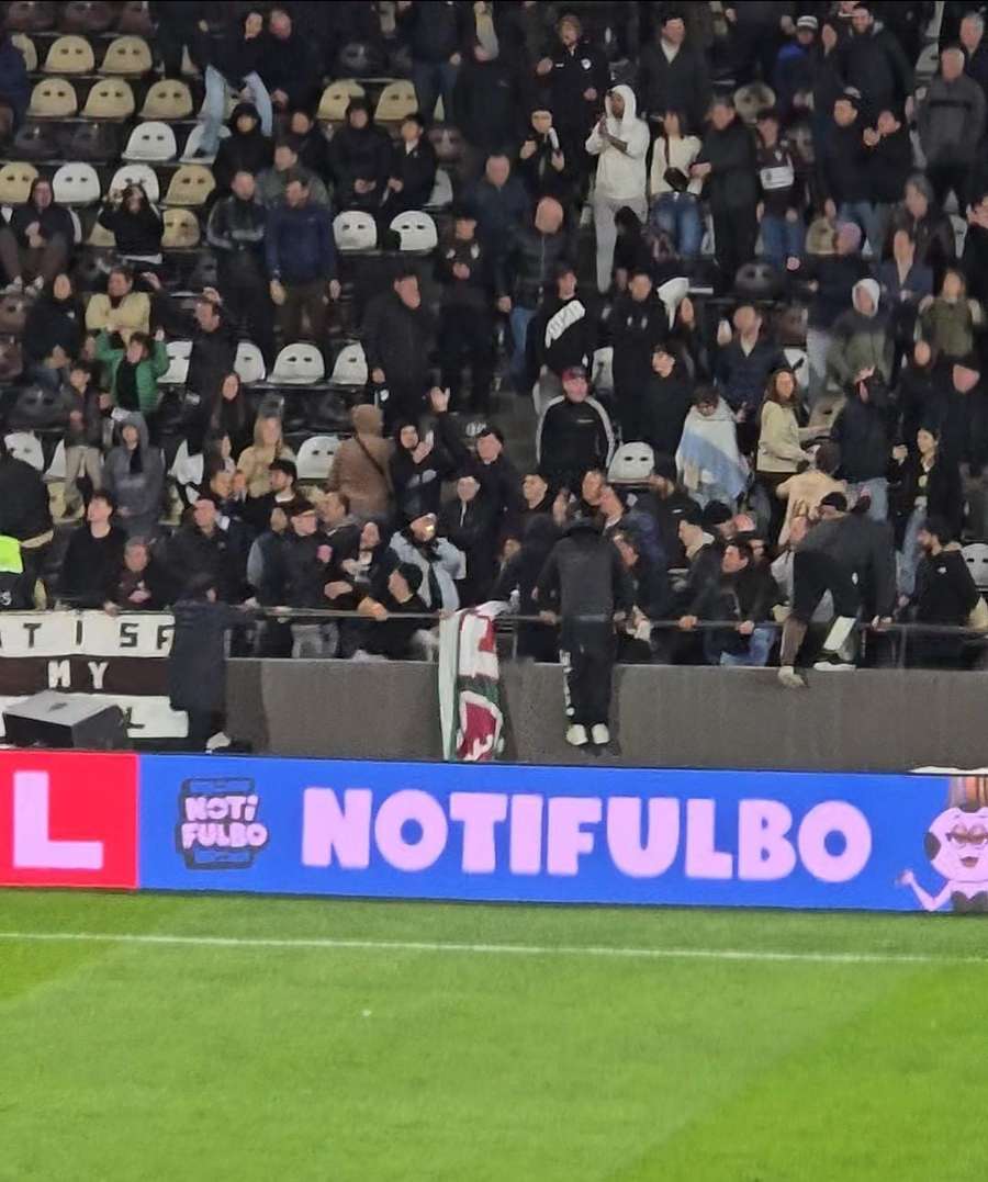 Torcedores do Platense roubaram uma faixa da torcida do Fluminense