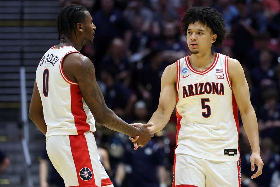 Arizona's Jaden Bradley (left) and Brayden Burries (right)