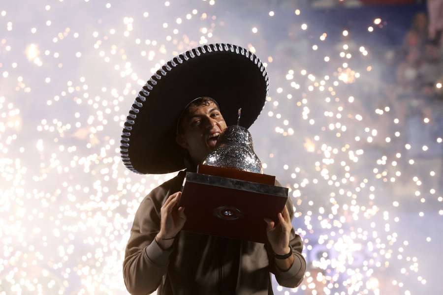 Flavio Cobolli con il trofeo vinto a Acapulco