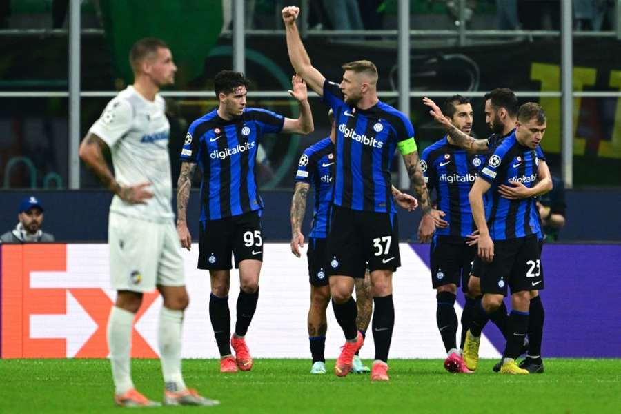 Hráč Interu slaví gól do sítě Jindřicha Staňka.