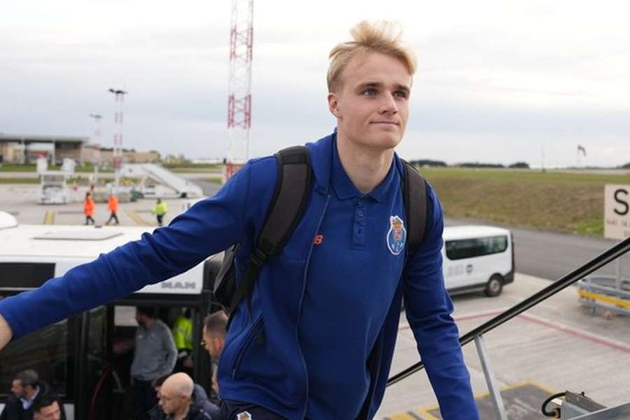 Victor Froholdt à entrada para o avião rumo ao Funchal