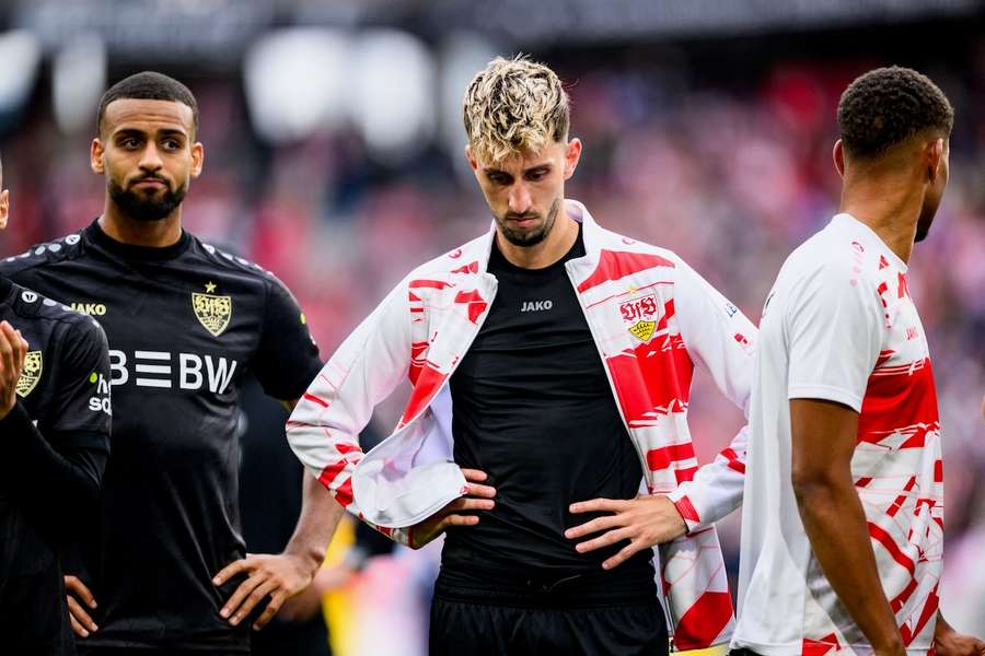 Stuttgart-Kapitän Atakan Karazor (M.) nach der Niederlage in Freiburg