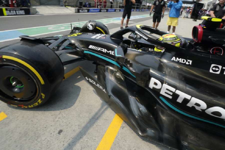 Os Mercedes, com Hamilton na liderança, lideraram o treino livre 2