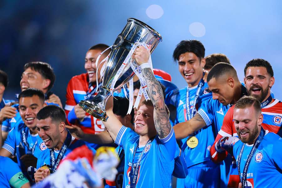 Cruz Azul podniósł swój siódmy Puchar Mistrzów CONCACAF przed własną publicznością