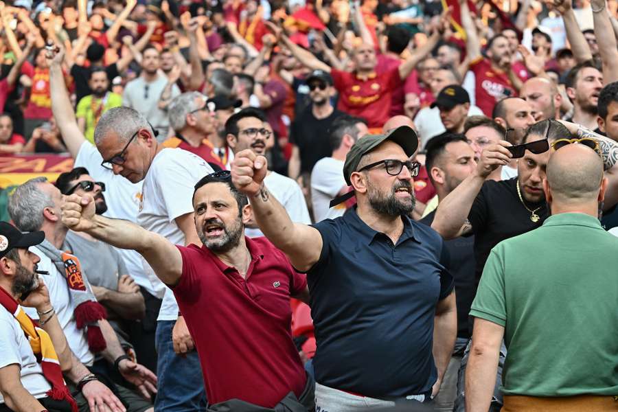 Supporters van Roma voor de wedstrijd